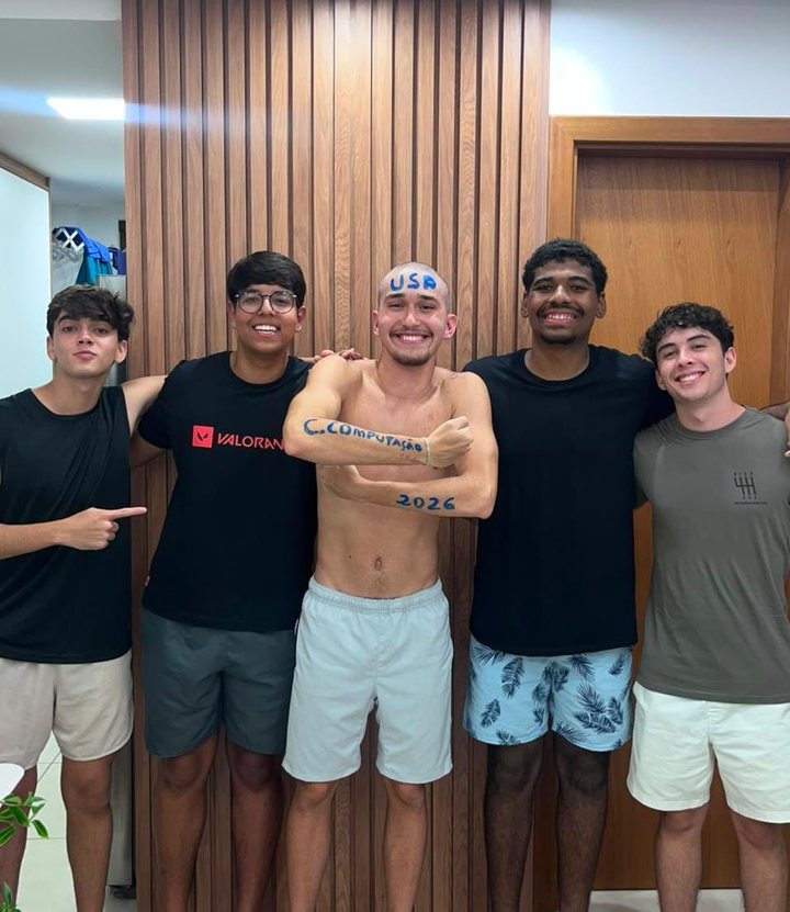 Bernardo, ao centro, com amigos, comemorando a aprovação em Ciência da Computação na USP 2026