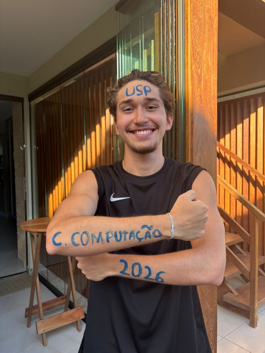 Bernardo, mentor da ExP, com C. Computação USP 2026 escrito no braço