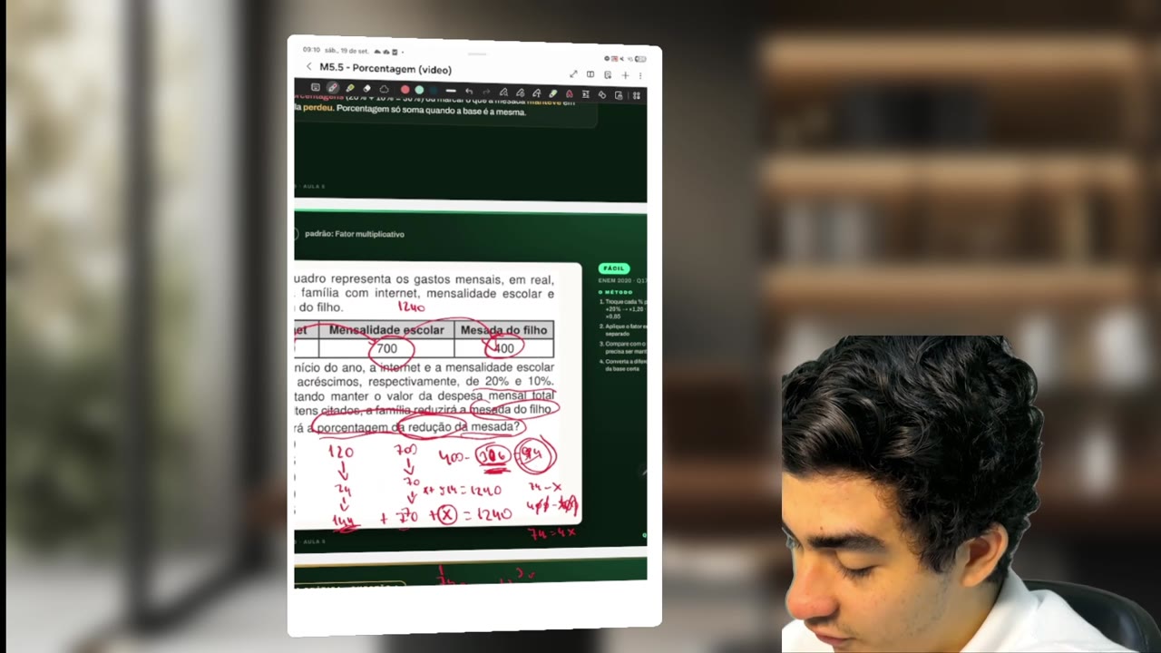 Quadro de aula no iPad com uma questão do INEP sendo resolvida