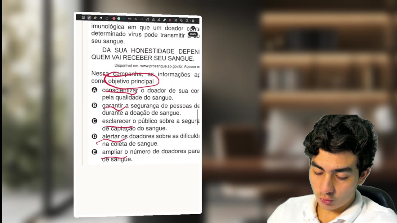 Quadro de aula no iPad com marcações no enunciado de uma questão